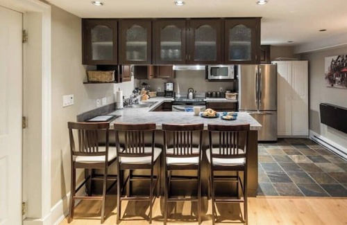 Kensington-Cedar Cottage Apartment | Charming 2 bedrooms suite in character home