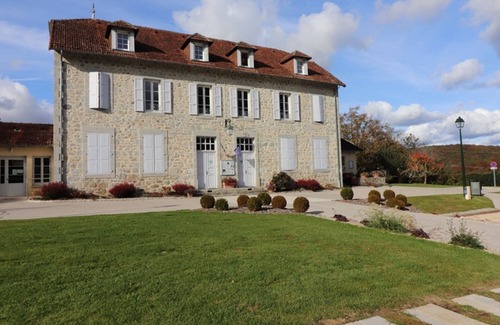Saint-Gerons Cottage | Charming 2-BR Cottage near Lake with Wi-Fi, BBQ, Pet-Friendly