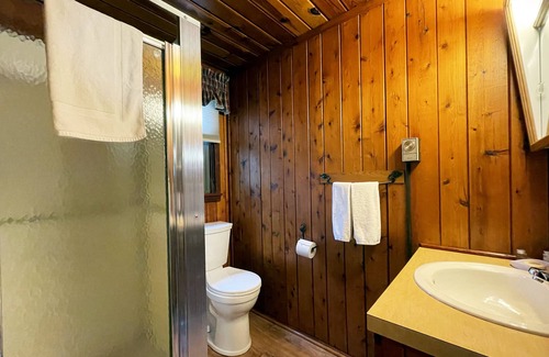 Reeders Cabin | Charming 2 BR Log Cabin in the Poconos