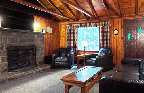 Reeders Cabin | Charming 2 BR Log Cabin in the Poconos