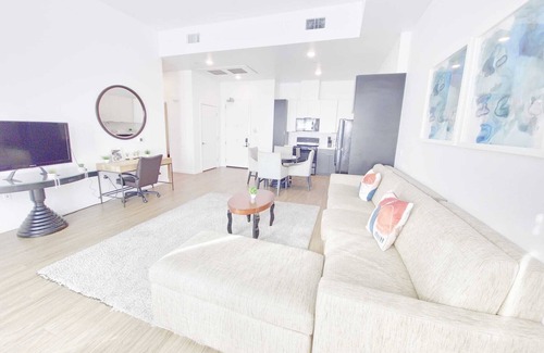 Little Tokyo House | Charming 2-BR Penthouse in marvelous Los Angeles with WiFi, AC, fitness room