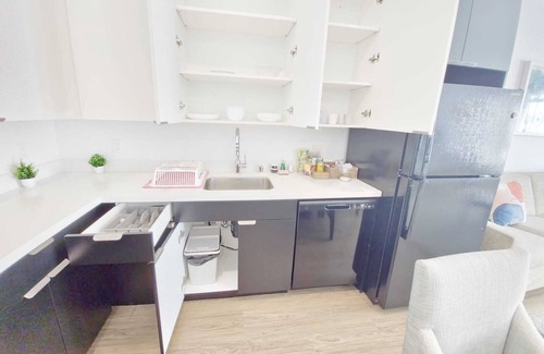 Little Tokyo House | Charming 2-BR Penthouse in marvelous Los Angeles with WiFi, AC, fitness room