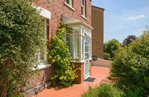 Southville House | Charming 2 double bed cottage style house in the city