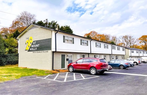 Mount Holly Apartment | Charming 2 King Bedroom Suite—in Downtown Mt Holly