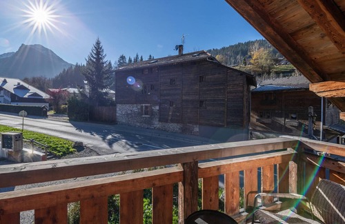 Morzine Ski Chalet | Charming 2-Level Chalet, 10min to Lifts, Morzine Center, Sleeps 4