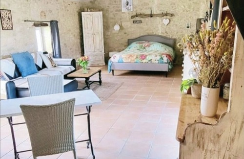 Mazeres Apartment | Charming 2-person studio. Access to swimming pool, pets allowed under certain conditions.