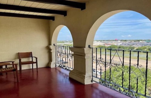 Western Division Hotel | Charming 2-Unit Escape w/Views, Dining & Heritage in Central Laredo