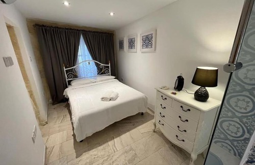 Zabbar House | Charming 200 year old cottage with yard