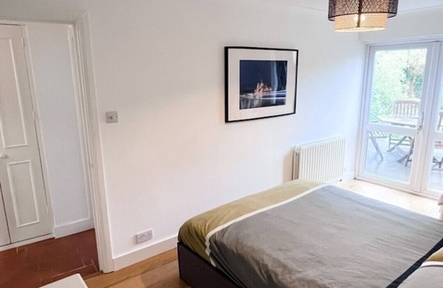 Twickenham Riverside House | Charming 2BD in Twickenham Large Private Garden