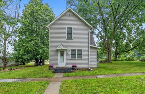 North Liberty House | Charming 2bed, 1.5bath home with fire pit, near trails, dining, and key landmark