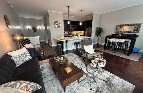 Galveston Condo | Charming 2bed, 2bath condo on The Strand, Galveston with WiFi, AC, garage