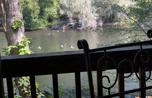 Grants Pass House | Charming 2bed/2bath home with covered deck right on the beautiful Rogue River