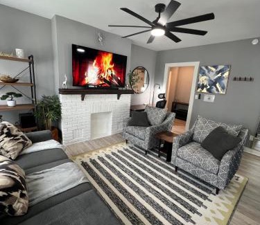 Sylvan Hills House | Charming 2BR 2BA 10 min DT Airport by LSP Homes