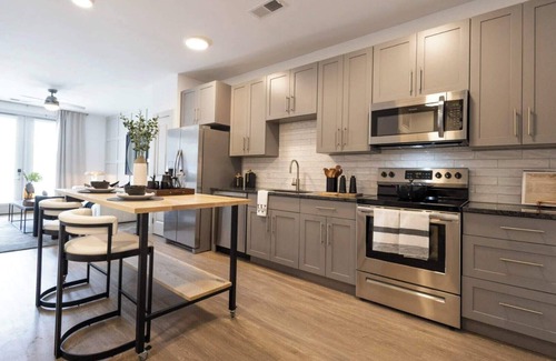 East Walnut HIlls Apartment | Charming 2BR/2BA Suites Near Downtown Cincinnati