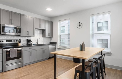 East Walnut HIlls Apartment | Charming 2BR/2BA Suites Near Downtown Cincinnati