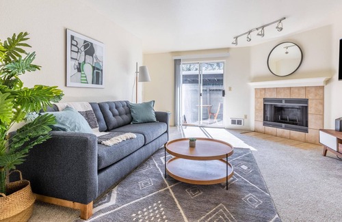 Lake Forest Apartment | Charming 2BR Apartment in Lake Oswego + Pets OK