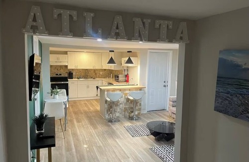 Church Street Apartment | Charming 2BR Apartment – 10 Mins from ATL Airport, Perfect for Long-Term Stays!