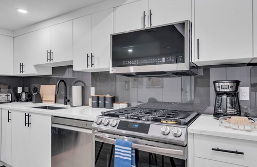 Sage Hill House | Charming 2BR Escape W/Fireplace