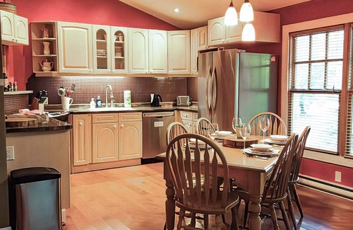 Tobermory House | Charming 2BR Forest Cabin—Little Tub Harbour