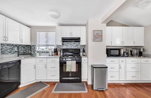 Devon House | Charming 2BR Home | Fast Wi-Fi & Outdoor Space