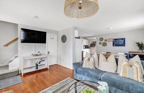Devon House | Charming 2BR Home | Fast Wi-Fi & Outdoor Space