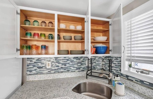 Devon House | Charming 2BR Home | Fast Wi-Fi & Outdoor Space