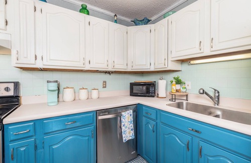 Caine Woods Condo | Charming 2BR l North Ocean City l Large Deck l Walk to the Beach l