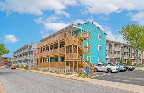 Caine Woods Condo | Charming 2BR l North Ocean City l Large Deck l Walk to the Beach l