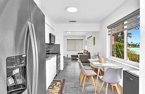 Davie House | Charming 2BR Lakefront Cottage in Davie near Beach