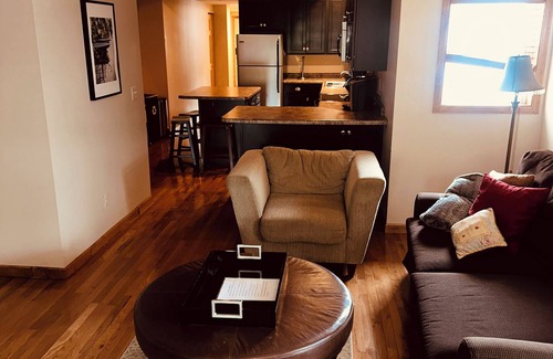Summit Hill Apartment | Charming 2BR Retreat in Saint Paul’s Premier Neighborhood – Walkable & Serene