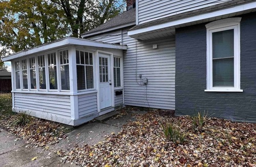 Holland Apartment | Charming 2BR upper unit on a quiet street 1.2 miles from downtown Holland!