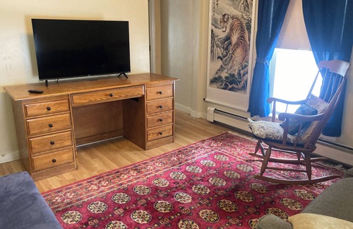 Newport House | Charming 2nd floor lakeside townhome in brilliant Newport with WiFi. New listing