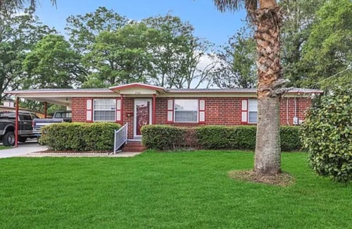 Jacksonville House | Charming 3/1 home in Jacksonville, 8 min to Stadium with Large Screen Porch
