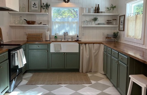 Crawford House | Charming 3/2 Farmhouse Near Fixer Upper and Gathering Oaks