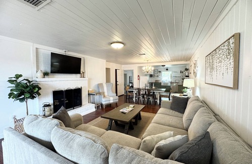 Crawford House | Charming 3/2 Farmhouse Near Fixer Upper and Gathering Oaks