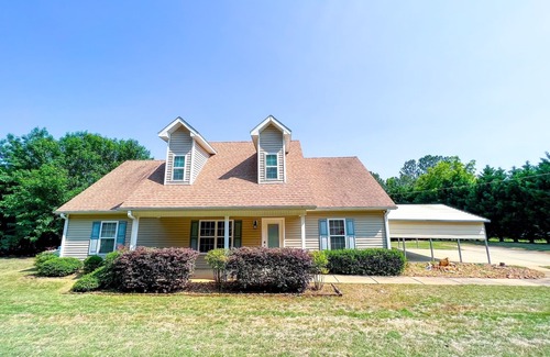 Thomaston House | Charming 3-bdrm house on 3 acres with heat/AC, fitness eqpt, WiFi in Thomaston