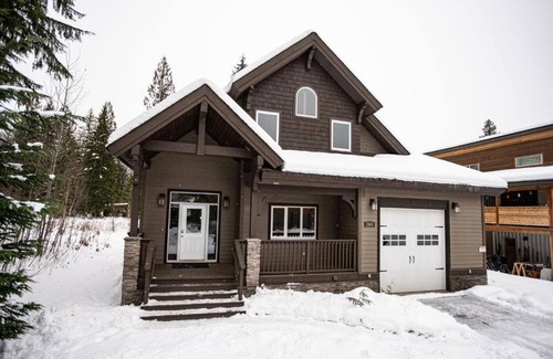 Revelstoke House | Charming 3 Bed, 2.5 Bath Home by Revelstoke Mountain Resort