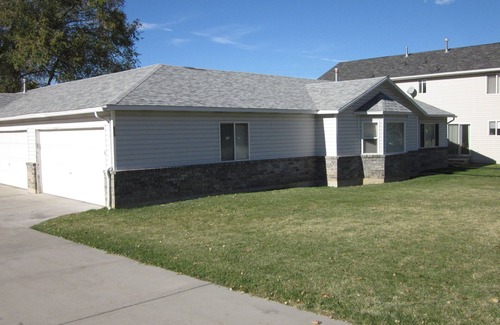 Ogden Condo | Charming 3 bed/2 bath condo with Central AC/Heat & 2 car garage.