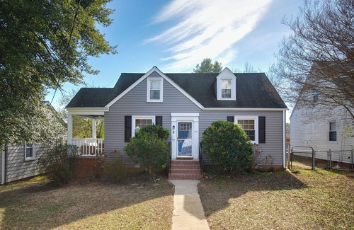 Lakeside House | Charming 3 Bed Cape Cod in Richmond close to hospitals, restaurants and more.