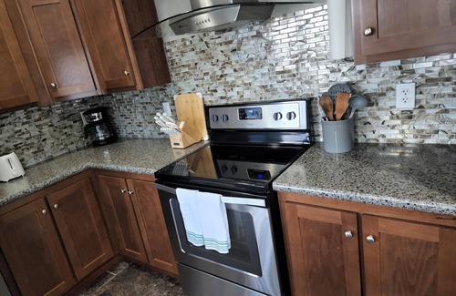 Lake Jackson Apartment | Charming 3 bed-home near Surfside -plenty of onsite amenities