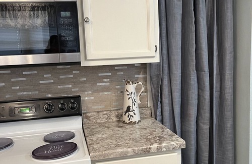 Terre Haute House | Charming 3 bed. home w/AC, WiFi Close to Hospitals, Rose & ISU. Pet friendly