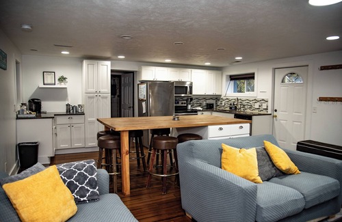 Dowling House | Charming 3 bed Lake house in wonderful Dowling with AC, WiFi, and Kayaks.