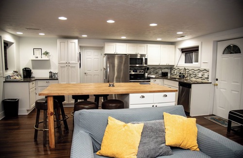 Dowling House | Charming 3 bed Lake house in wonderful Dowling with AC, WiFi, and Kayaks.
