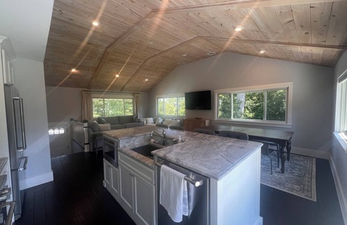 Saunderstown House | Charming 3-bedroom house in Plum Beach on a beautiful lot with WiFi and AC