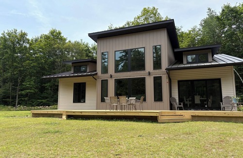 Rotterdam Junction House | Charming 3-bedroom house near Saratoga Springs. Creekside on 20 acres of forest.