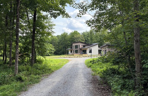 Rotterdam Junction House | Charming 3-bedroom house near Saratoga Springs. Creekside on 20 acres of forest.