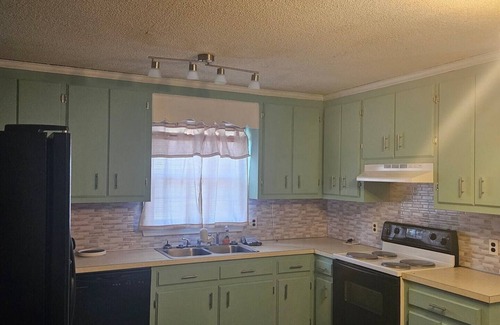 Elizabeth City House | Charming 3-bedroom house with AC and WiFi near Downtown Elizabeth City