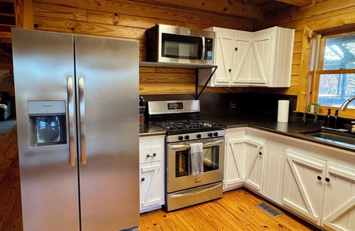Eureka Springs Cabin | Charming 3-bedroom cabin with King Beds with Hot Tub in tranquil Eureka Springs