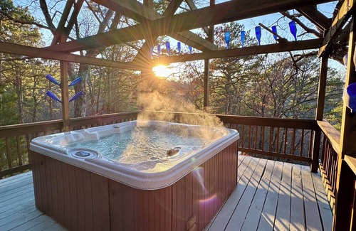 Eureka Springs Cabin | Charming 3-bedroom cabin with King Beds with Hot Tub in tranquil Eureka Springs