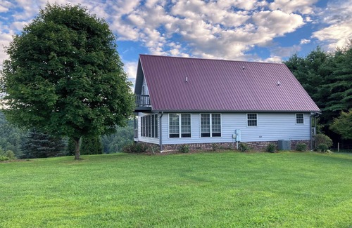 Laurel Springs House | Charming 3-bedroom home in Laurel Springs with view over the Blue Ridge Parkway